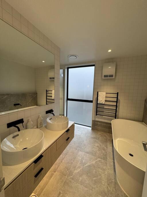 Black-Luxe Living In The Heart Of City Apartment ไครสต์เชิร์ช ภายนอก รูปภาพ